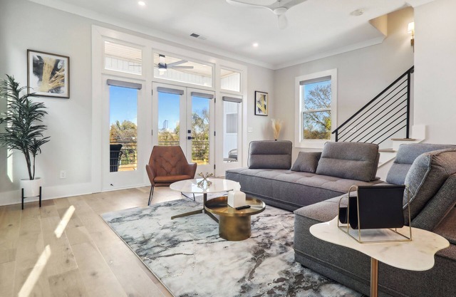 Stylish Modern 4 Beds, 3.5 Baths, City-Centered