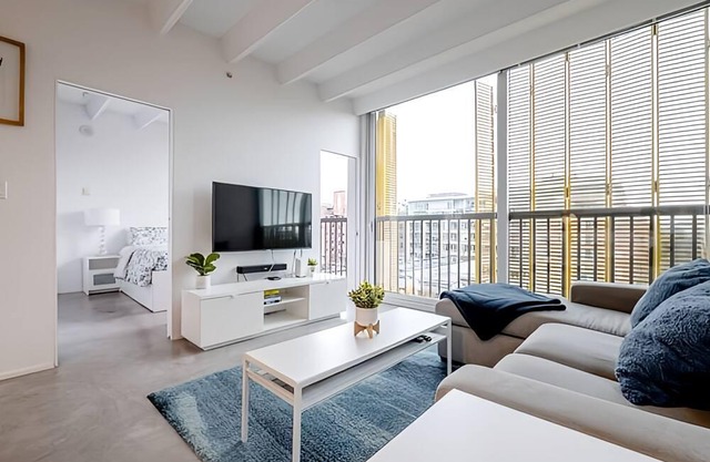 Stylish, Modern & Bright - Private 1 Bed Apt: Central with Rooftop Patio & BBQ