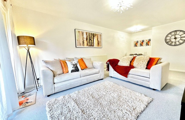Stylish Modern City Centre Flat, Family Sized with Balcony View and Free Parking