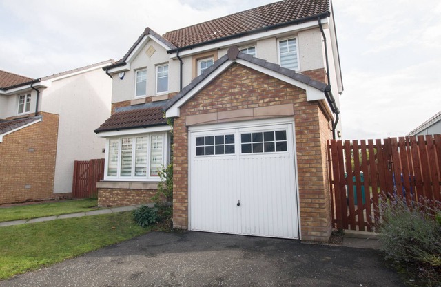 Stylish, modern four bed house ideal for large groups,families or contractors