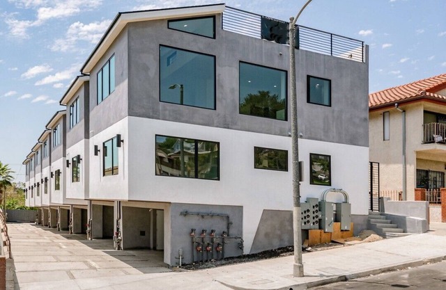 Stylish Modern Home, Private Rooftop & City Views!