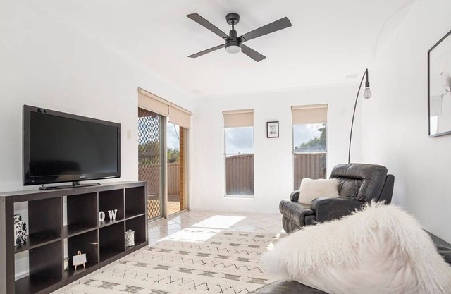 Stylish modern unit close to beaches and town