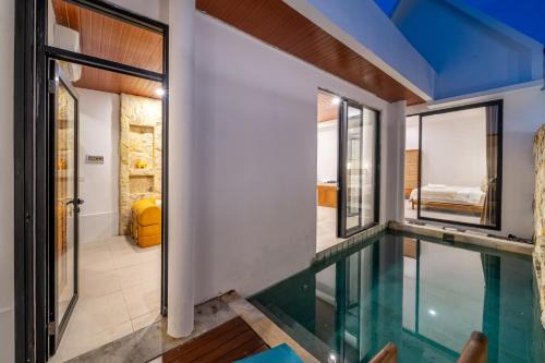 Stylish Modern Villa - Prime Spot - Spacious Pool Retreat