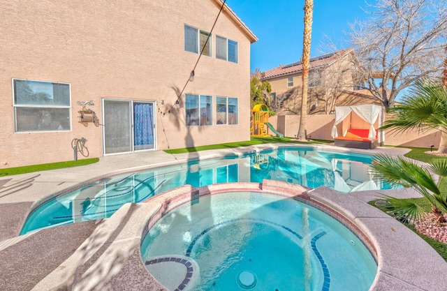 Stylish Modern Villa! 4 Bedrooms 2.5 Bath.n