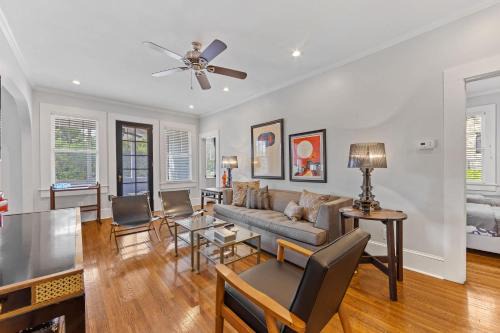 Stylish Myers Park 2 br with Screened Porch