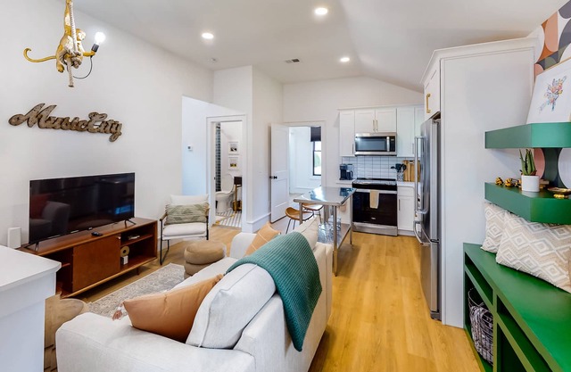 Stylish Nashville cottage with a washer/dryer, full kitchen & central AC