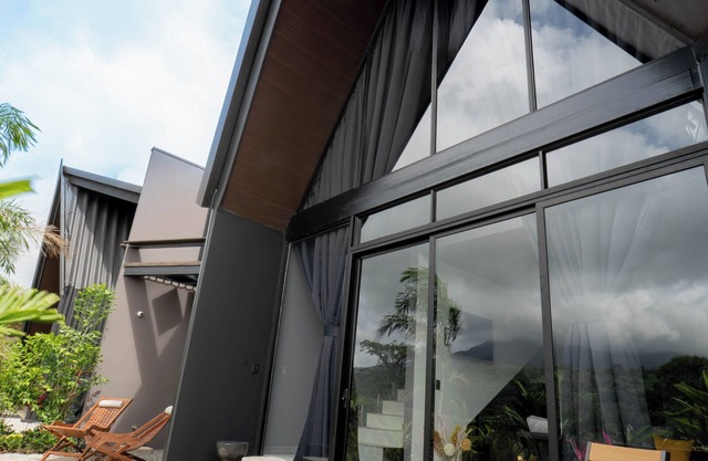 Stylish New Escape Cabin w/hot tub Volcano view