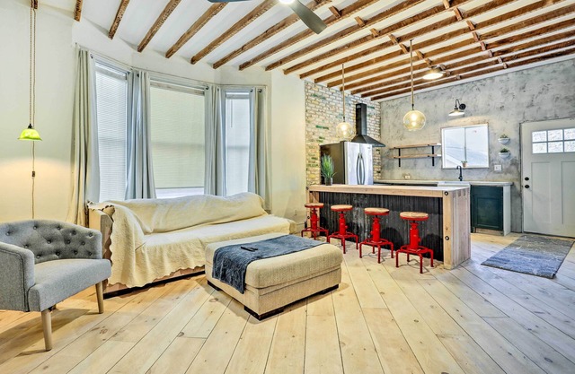 Stylish Newark Home w/Deck < 14 Mi to NYC!