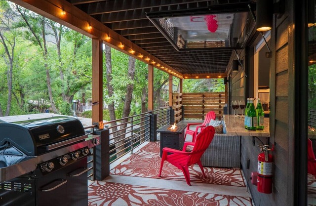 Stylish Oak Creek Home w/2 Suites, Spa & Firepit