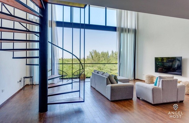 Stylish Oceanview Loft 2 Blocks to Beach & 5th Ave