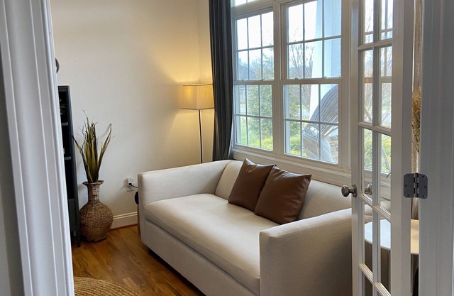 Stylish, Peaceful 4BR, Mtn View, Jacuzzi, 4 dining areas, Patio & Large Yard