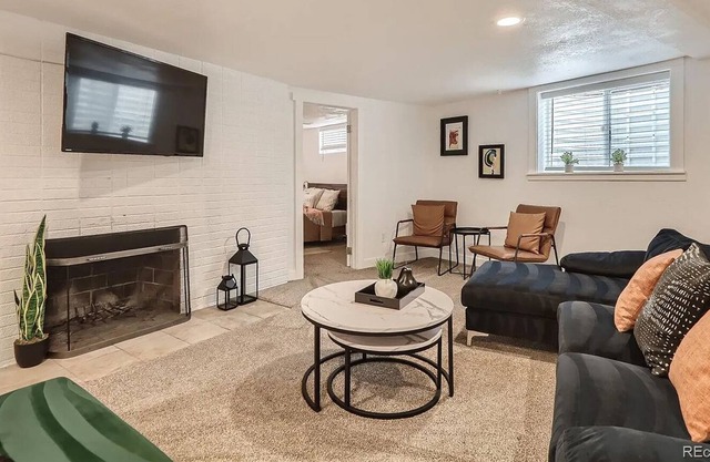 Stylish Private 2 Bedroom Basement Guest Suite