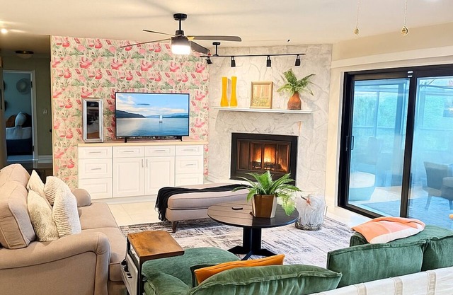 Stylish- Private Pool, Game Room & Prime Location.