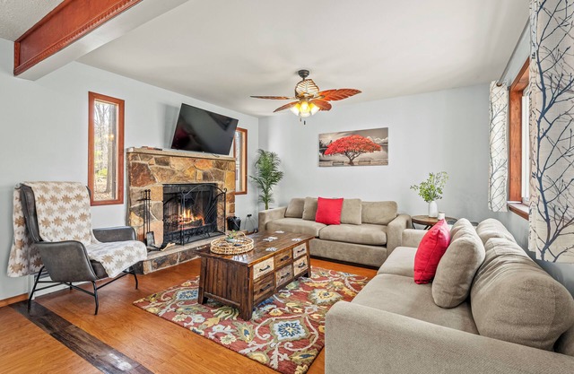 Stylish Renovated Home | Open Layout, Coffee Bar + Near Hiking & Waterfalls