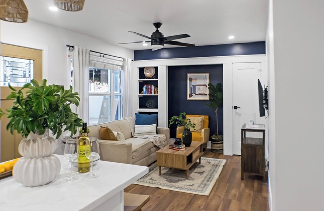 Stylish Rental Near Downtown, Beach & Parks. Fast WiFi, Pet Friendly & Parking.
