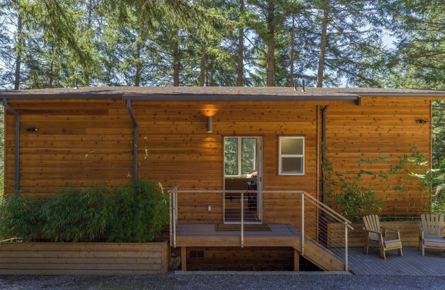 Stylish Retreat, Chef's Kitchen, Minutes to Moran Park, Rosario Resort, and Town