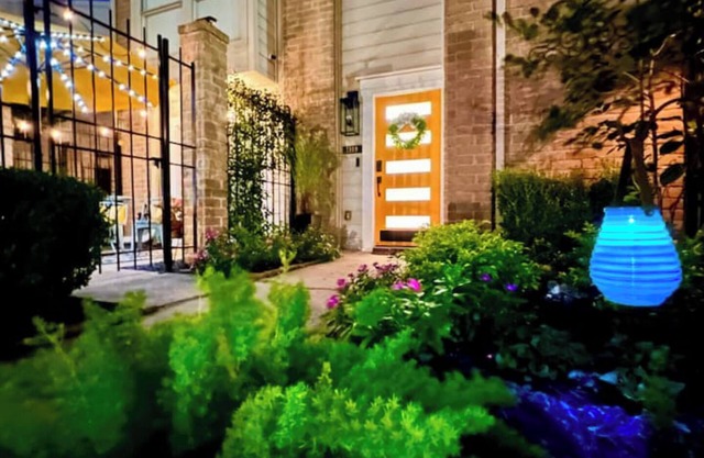 Stylish Retreat n5-Star Location, Deck & Pool!