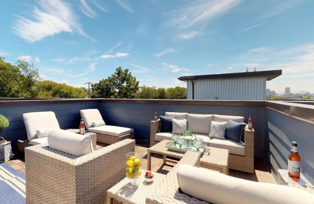 Stylish Rooftop 3 Miles to Broadway & sleeps 6!