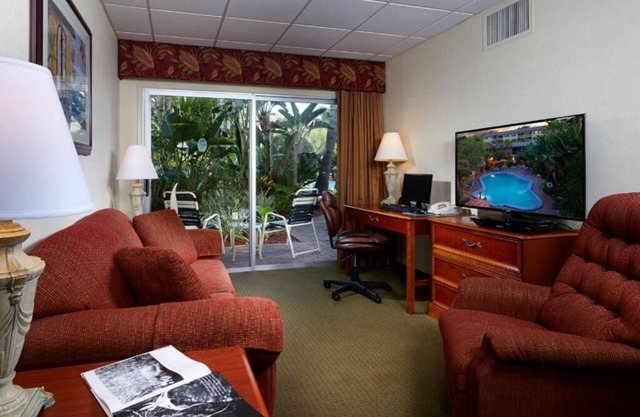 Stylish Room Close to Naples Zoo – 5 Min Drive Away