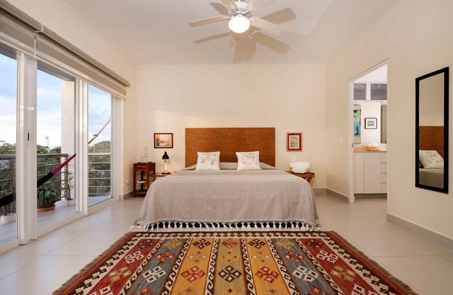 Stylish & Spacious 3 bdrm condo Pool, Wi-Fi.