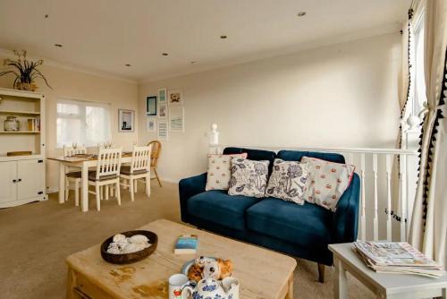 Stylish seaside house 2 min walk from beach Pass the Keys