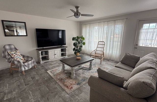 Stylish South Beach Cottage –Netflix, Barbeque, WiFi & Outdoor Fire Pit