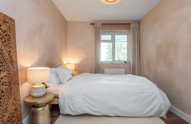 Stylish & Spacious 2-Bed Flat with Parking