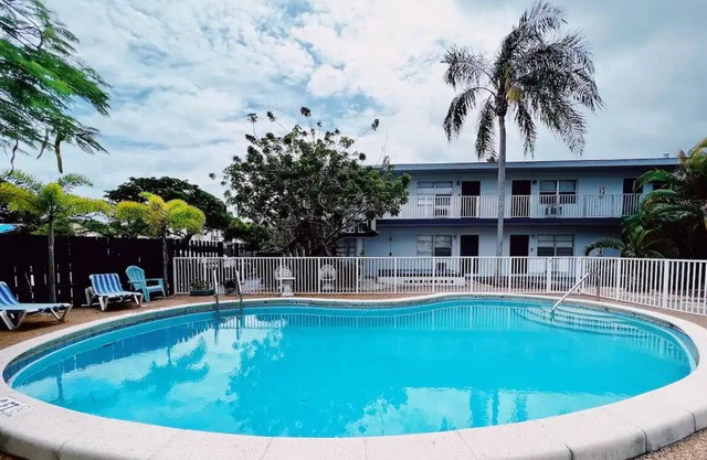Stylish & Spacious 2-Bedroom Apt w/Pool/Parking Near the Beach & Las Olas