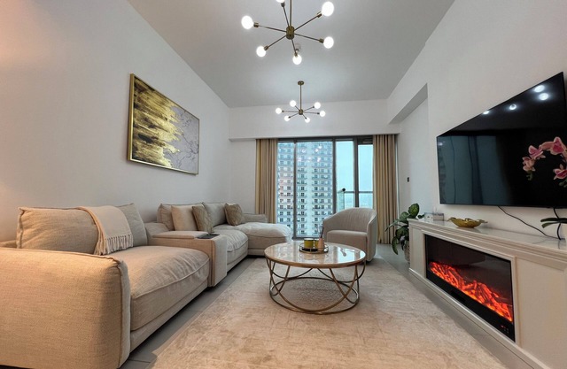 Stylish, Spacious 2 BDR Apartment