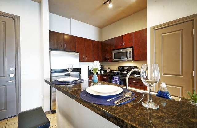 ★Stylish Spacious Condo in RiverOaks/Uptown★