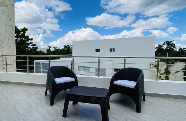 Stylish Spacious Villa Pool Hot tub Near The Beach