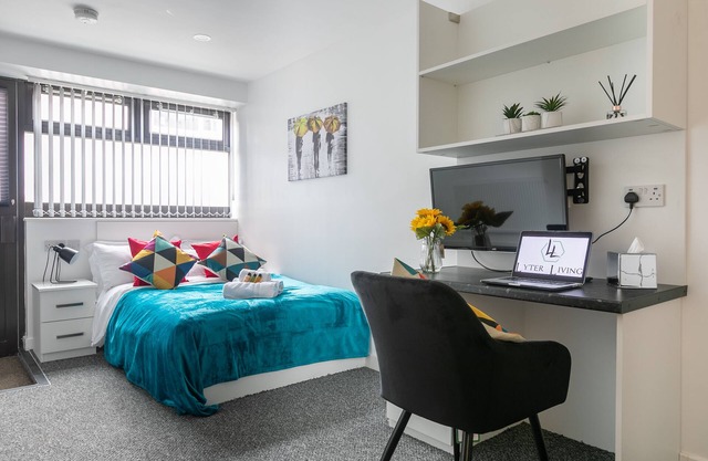 Stylish Studio Flat Steps Away from Train Station and University