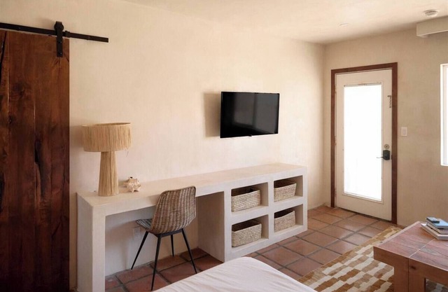 Stylish Studio - Walk to the Beach!