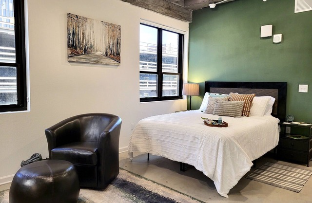 Stylish suite DOWNTOWN with FREE parking and a GYM