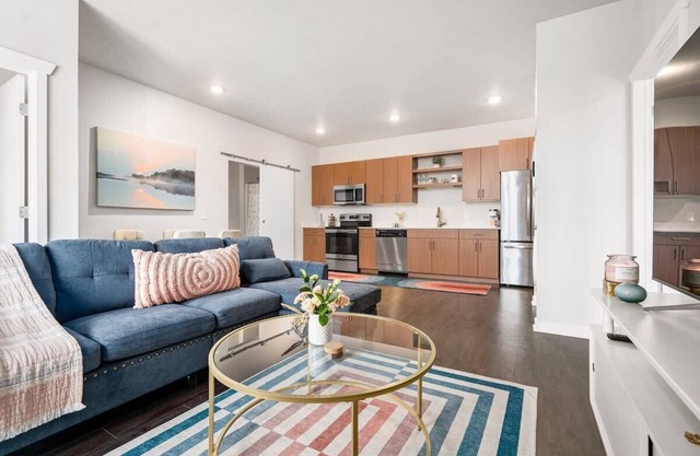 Stylish Suite Near Downtown TC