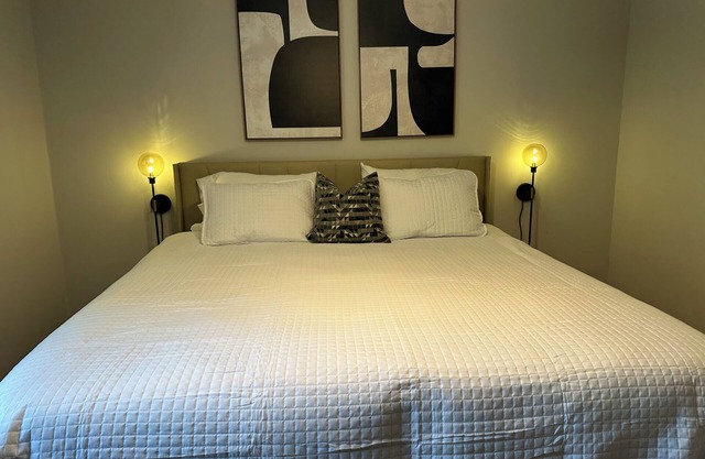 Stylish Town house with convenient location. 3 minutes from Braves Stadium.
