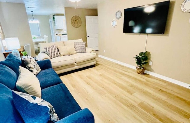 Stylish Townhouse 5 min to downtown Hammond