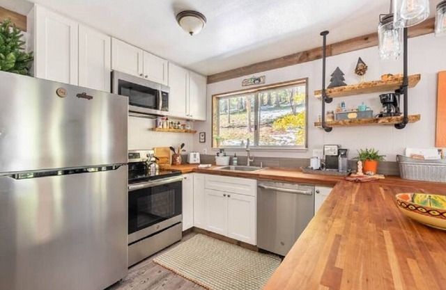 Stylish Treetop Cabin with Jacuzzi & Sauna in the Arnold Woods