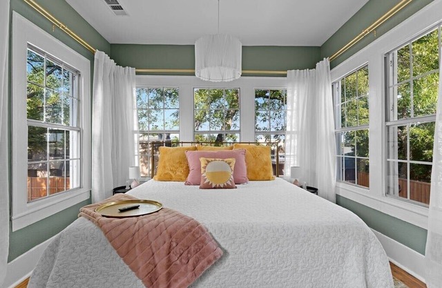 Stylish Urban Treehouse with King Bed, Gated Parking & Walk to Bishop Arts Shops & Dining