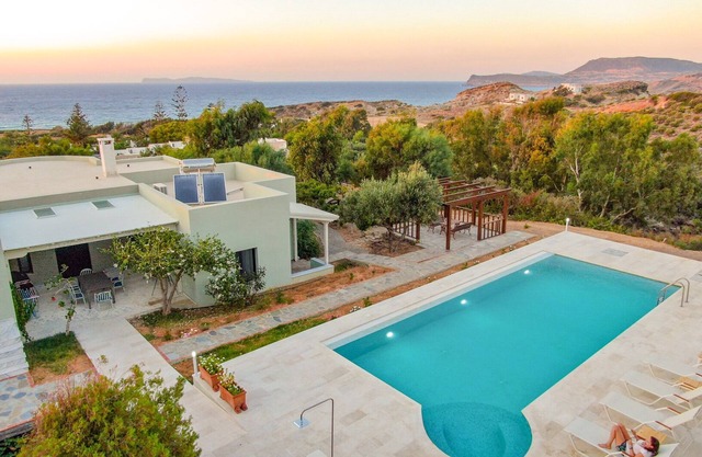 Stylish villa, private heated pool, large garden, sea view, en-suite bathrooms,