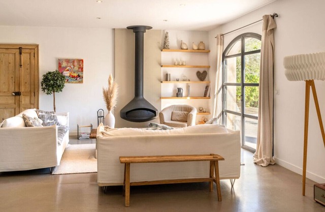 Stylish villa with pool in private domain, walking distance to the shops and public transport