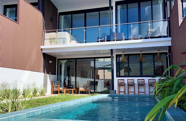 Stylish Volcano Villa w/Jacuzzi & Private Pool, volcano views, sun deck, WiFi