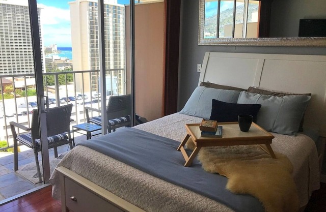 Stylish Waikiki Studio @ Marine Surf. Starting Oct 27, 2025, exterior building repairs will take place on weekdays between 8 am and 4:30 pm, with daytime noise, dust, and occasional lanai/pool closures. We appreciate your understanding!