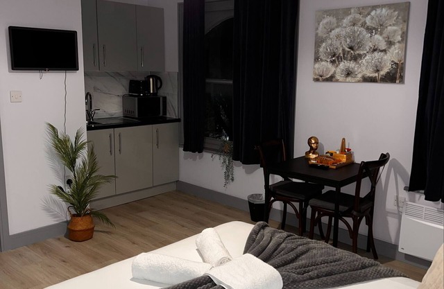 Stylish Wolf’s Ensuite Studio Zone 2 Walking distance to River Thames