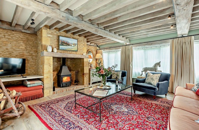 Stylishly presented dog friendly Cotswold barn conversion - Rectory Barn
