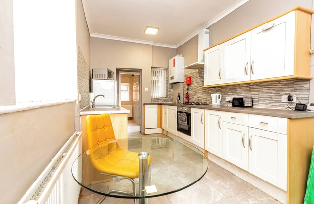 Stylist 4 bedrooms house close to Railway Junction NHS entrance Tesco Morrisons