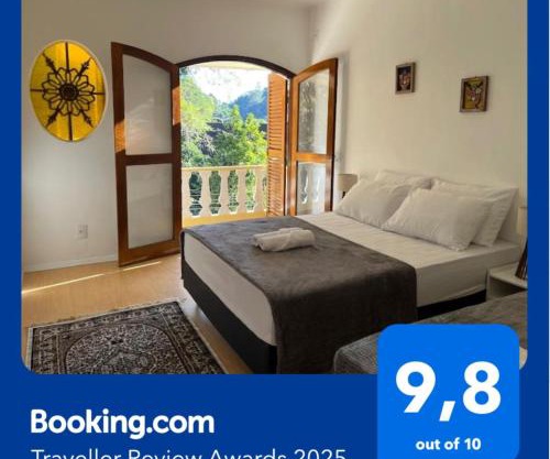 Suíte Romântica premiada com linda vista de varanda em Petrópolis!