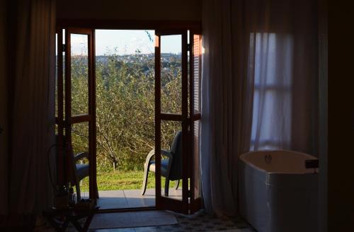 Suítes Celeste, Charme no Vale dos Vinhedos com Banheira e Café da Manhã Colonial Incluso