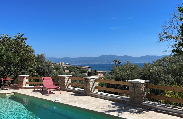 Sublime villa located in Ajaccio, walking distance to the beach, 7 suites, swimming pool, pétanque court.