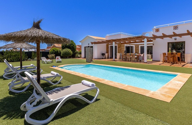 Substantial Villa for 6/8 people with outdoor covered terrace, pool and gardens